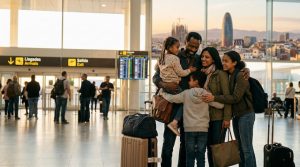 Familia reencontrándose en el aeropuerto tras la reagrupación familiar en Barcelona